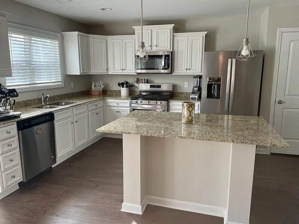4 bed, 2.5 bath, 2321 sqft, $2,000 — Photo 2