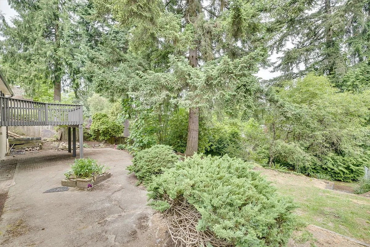 Spacious 3 bed 2.5 bath in Eastgate neighborhood. — Photo 4