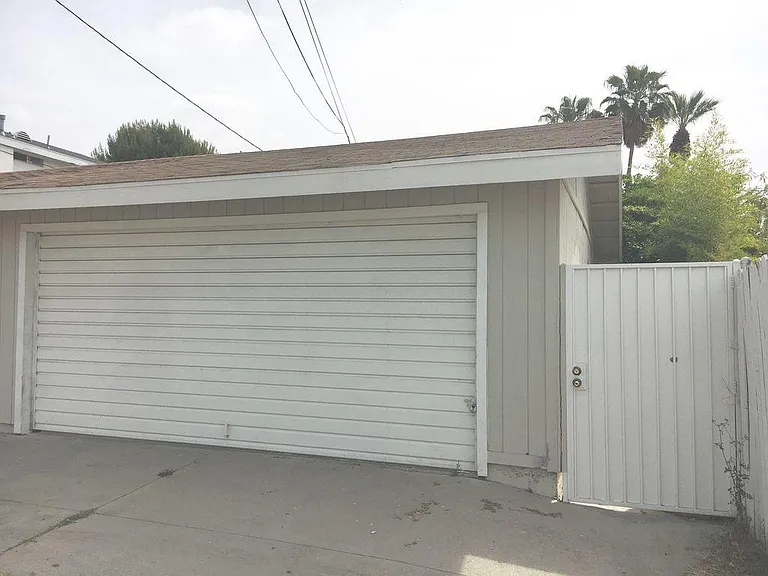 Detached 2-Car Garage