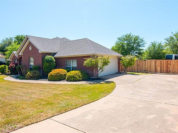 3rd image of 333 Lakeside Oaks Cir