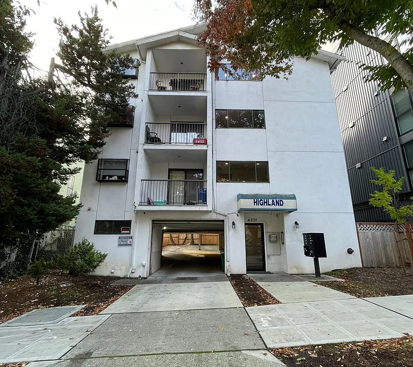 4237 8th Ave NE