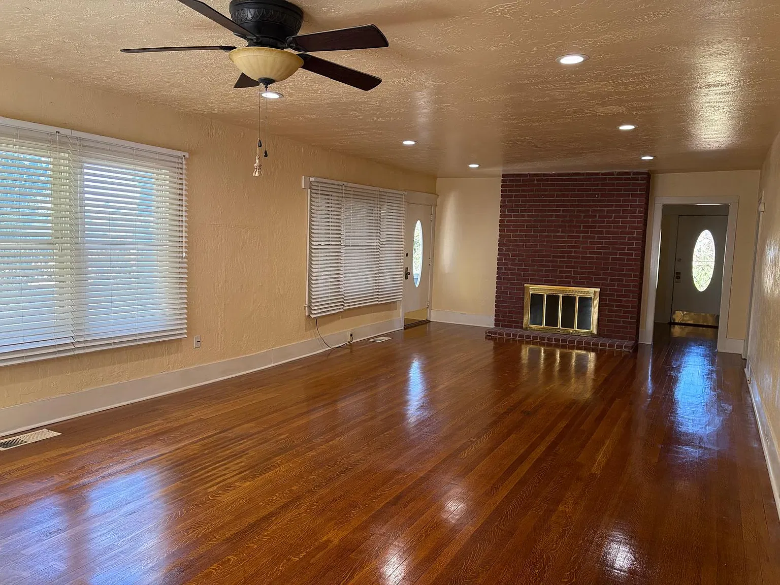 2 bed, 1856 sqft, $3,300 — Photo 3