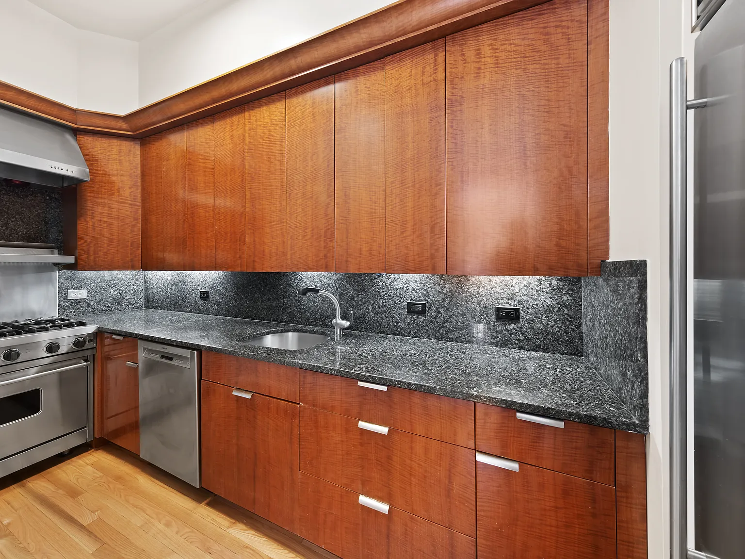 687 Greenwich Street — Photo 4