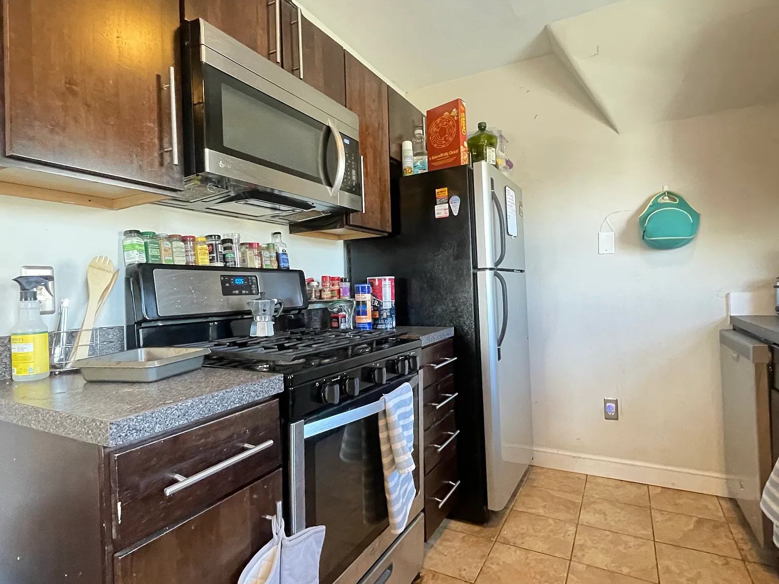 3 bed, 999 sqft, $5,200 — Photo 3