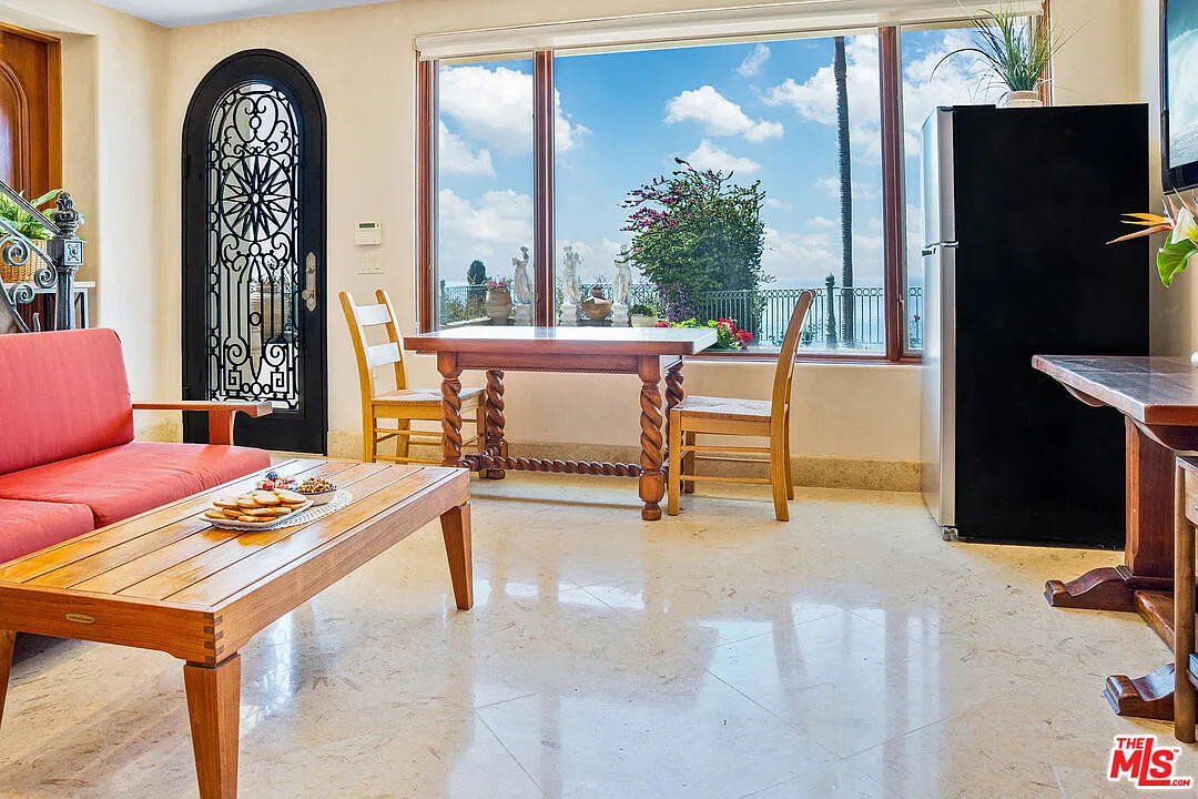 1 bed, 1.5 bath, 900 sqft, $7,500 — Photo 3