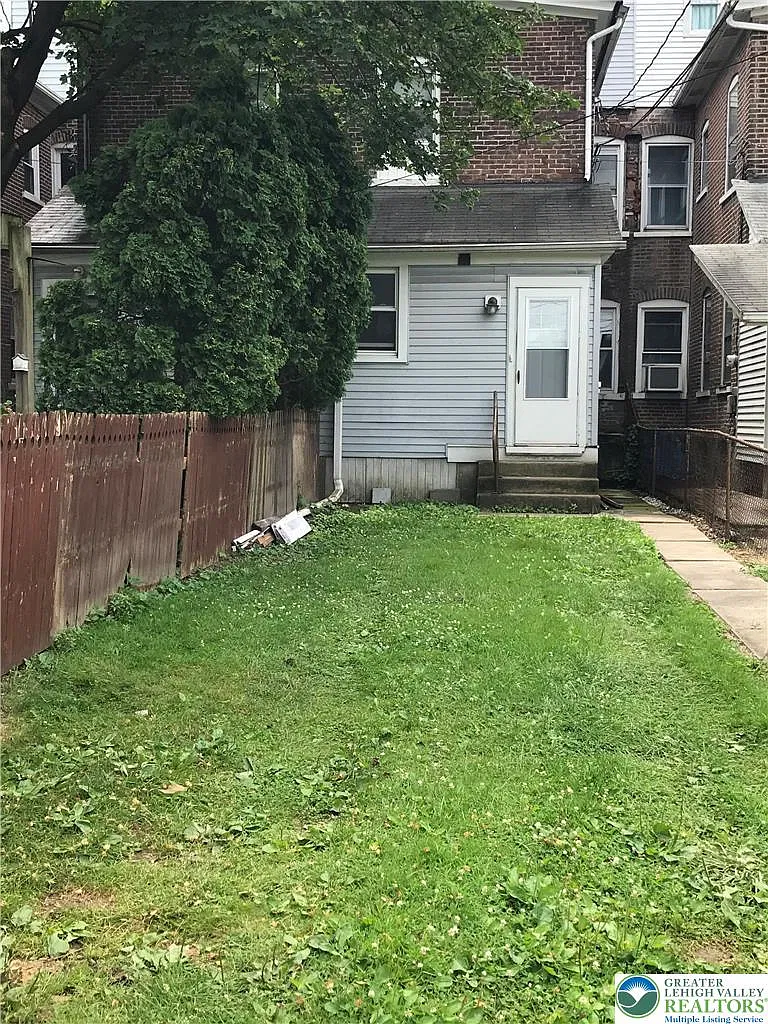 1 bed, 1.0 bath, 900 sqft, $1,300 — Photo 2