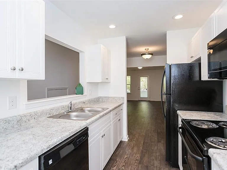 Barrington Apartments — Photo 12