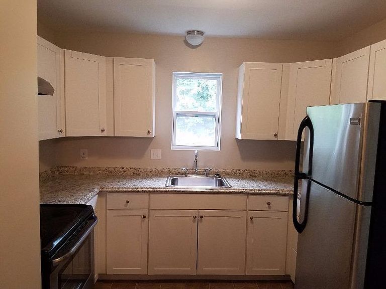 Farmington House Apartment Rentals - New Britain, CT | Zillow