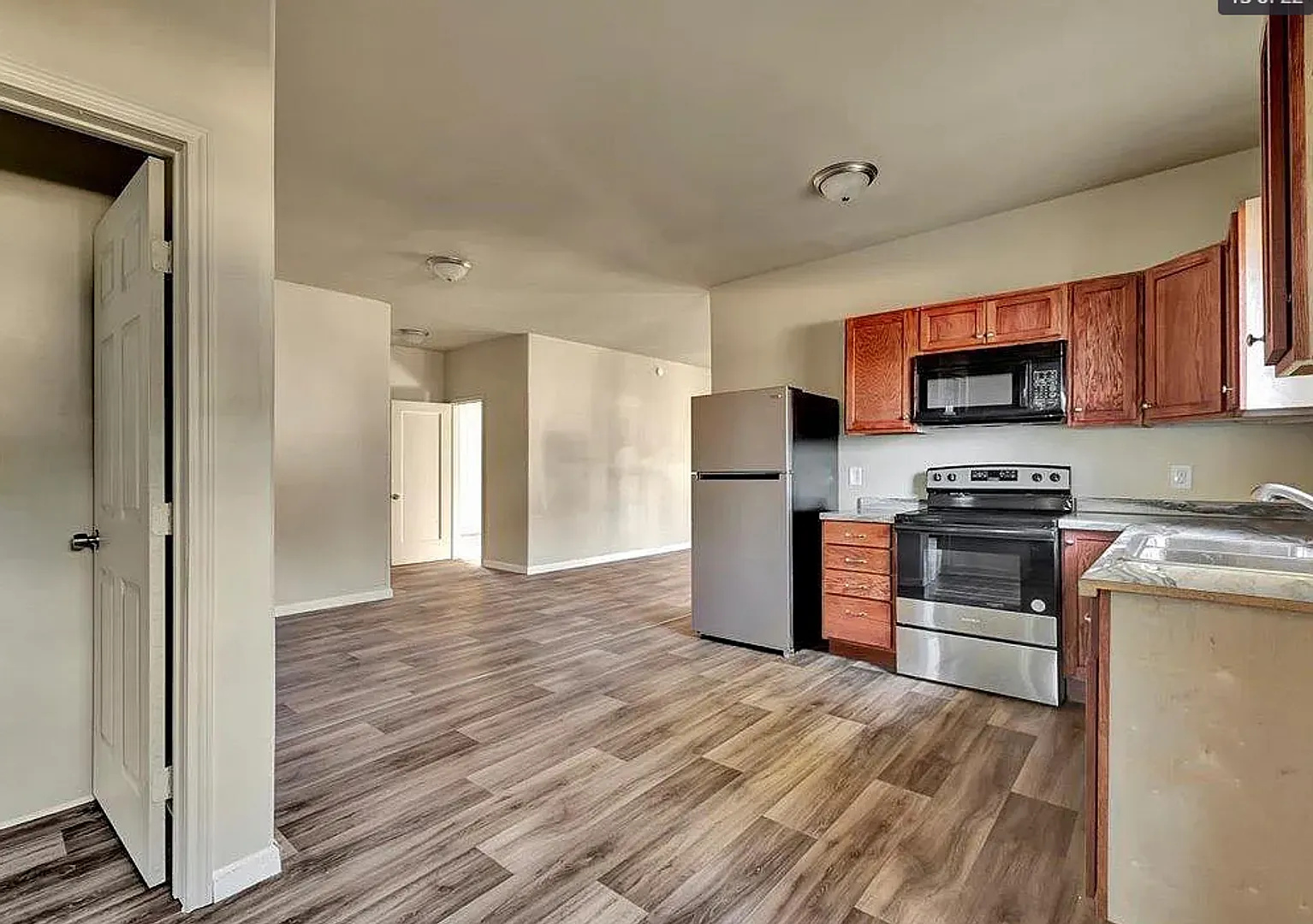 Cute 3 Bedroom 2 Bathroom Home! Available Now — Photo 3