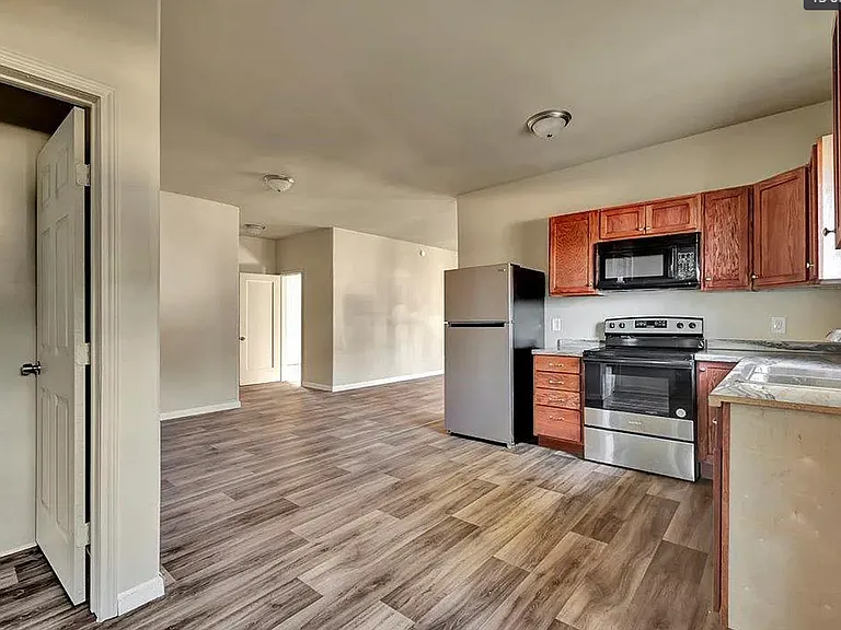 511 Woodlawn St — Photo 3