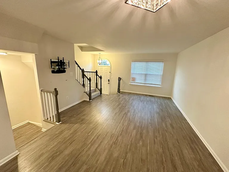 20200 Brookview Sq — Photo 3