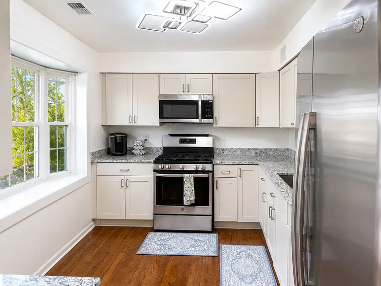 1012 James Madison Cir — Photo 10