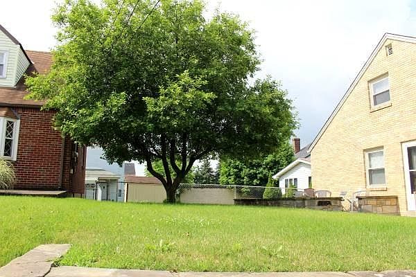 Shared back yard and rear entrance