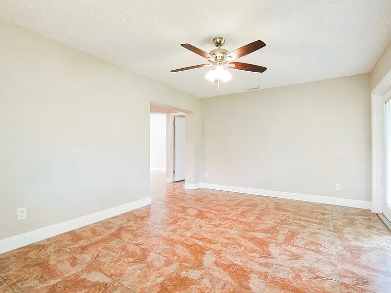1001 Manigan Ave — Photo 8