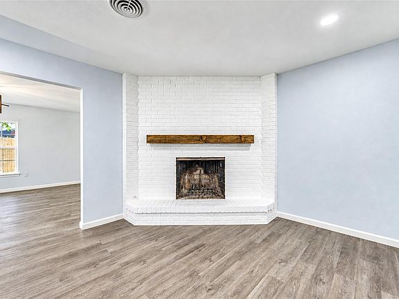 4th image of 910 Cedar Ln