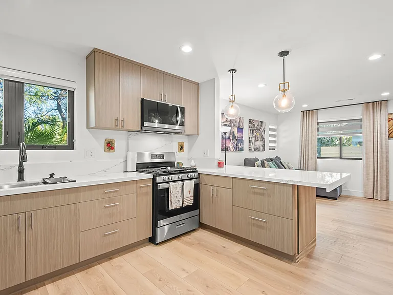 3007 S Hobart Blvd — Photo 8