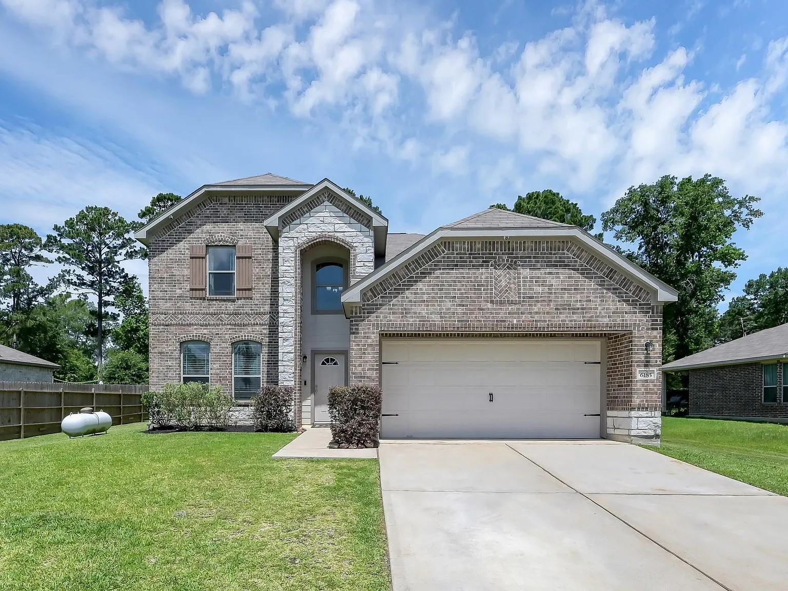 5 bed, 3.0 bath, 2726 sqft, $2,500 — Photo 1