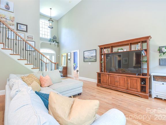 5th image of 8884 Radford Ct