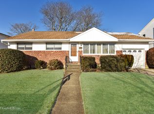 3 Gloria Pl, Plainview, NY 11803