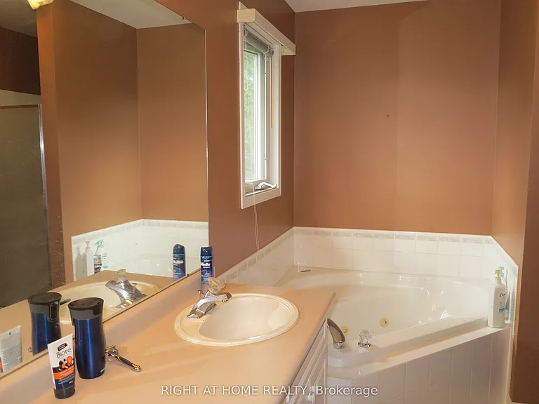 35 Moraine Cres — Photo 17