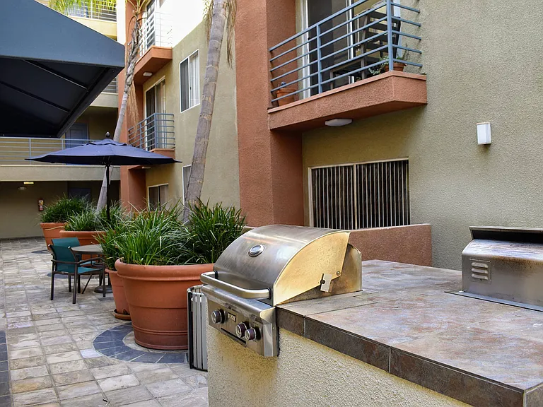 Hollywood Place — Photo 9