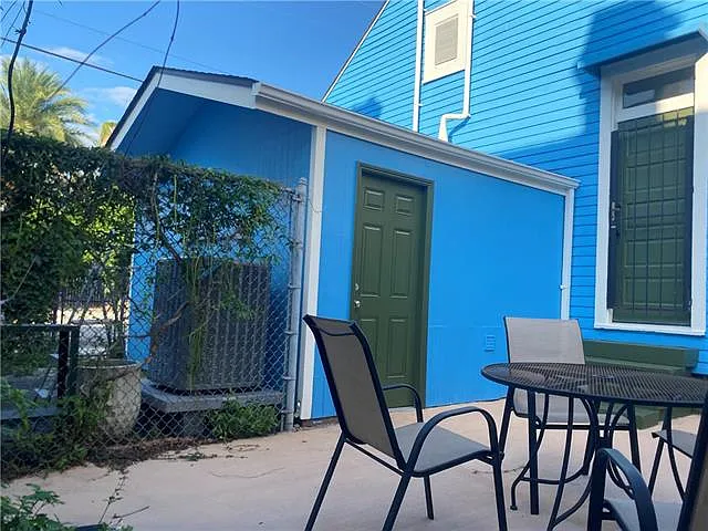 1433 Dauphine St — Photo 17