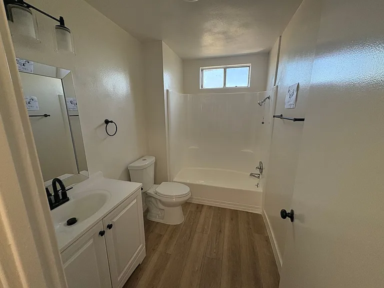 Topanga Apartments — Photo 8