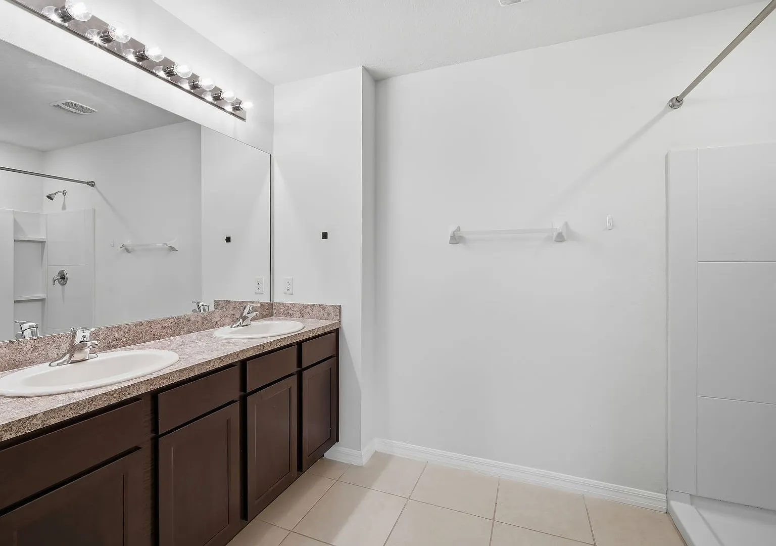 Large 5bds/2.5 Bths Home With Loft , Large Backyard Close To All! — Photo 4