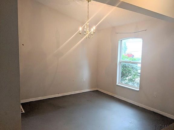 3rd image of 279 Parkview Dr