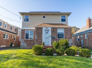 8 Smith St, East Rockaway, NY 11518