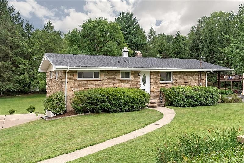 Awesome Stone Ranch on a Spacious Lot Minutes to Shopping, Restaurants and the PGH Airport