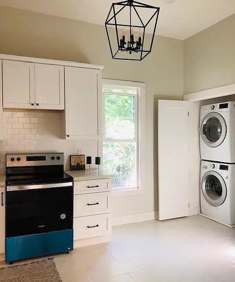 Beautiful 10 foot ceiling, bright, spacious, eat in kitchen with white maple shaker cabinets, white subway tile backsplash, quartz counter, stainless steel appliances, tile floors