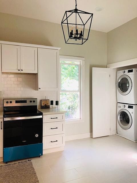 Beautiful 10 foot ceiling, bright, spacious, eat in kitchen with white maple shaker cabinets, white subway tile backsplash, quartz counter, stainless steel appliances, tile floors