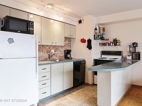 3rd image of 3100 N Lake Shore Dr APT 1606