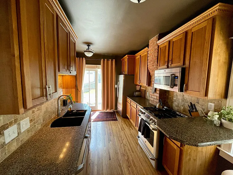 4233 Kenwood Ave — Photo 9