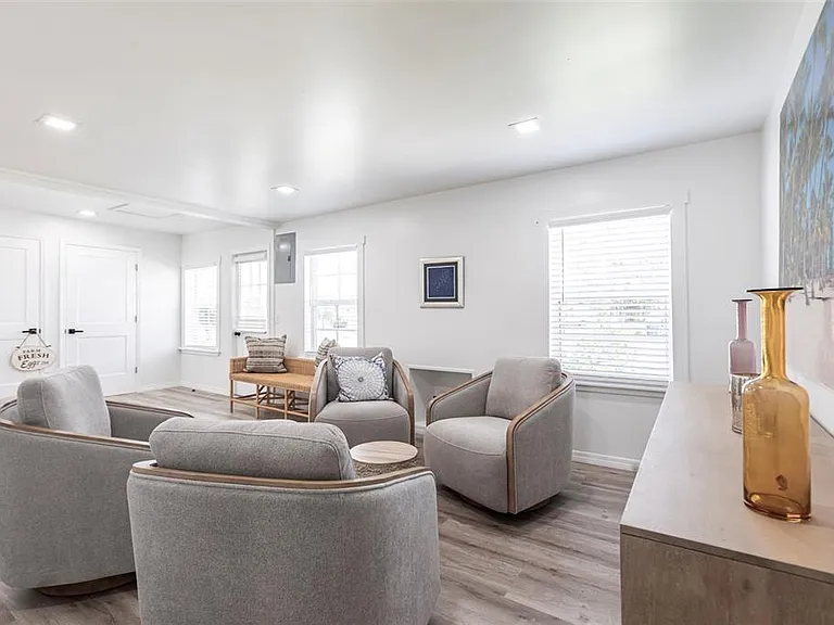 640 Broadway St — Photo 3