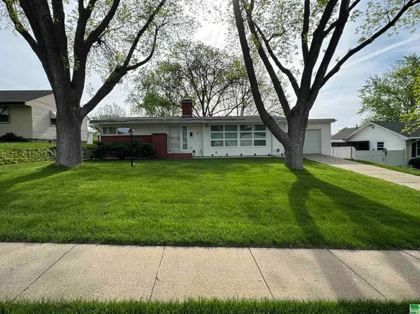 3112 Court St, Sioux City, IA 51104