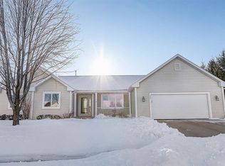 233 Shore Cir, Oconomowoc, WI 53066
