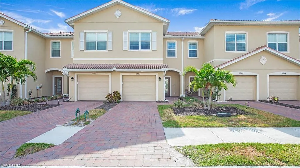 3 bed, 2.5 bath, 1879 sqft, $2,350 — Photo 1