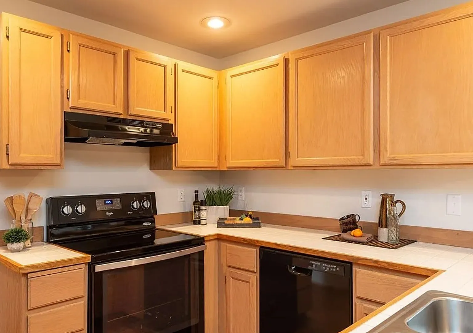 Dream Home Alert in Kent East Hill Neighborhood — Photo 2
