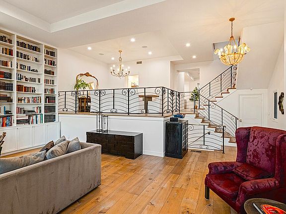 5th image of 131 Roma Ct