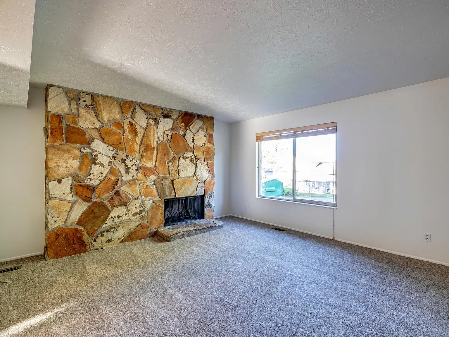 3 bed, 1.5 bath, 1700 sqft, $2,295 — Photo 2
