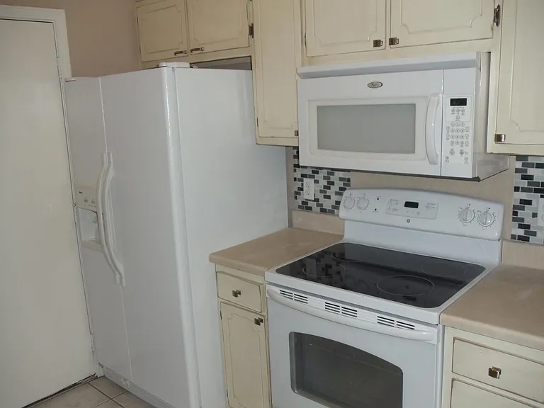 1410 Lindell Ct — Photo 11