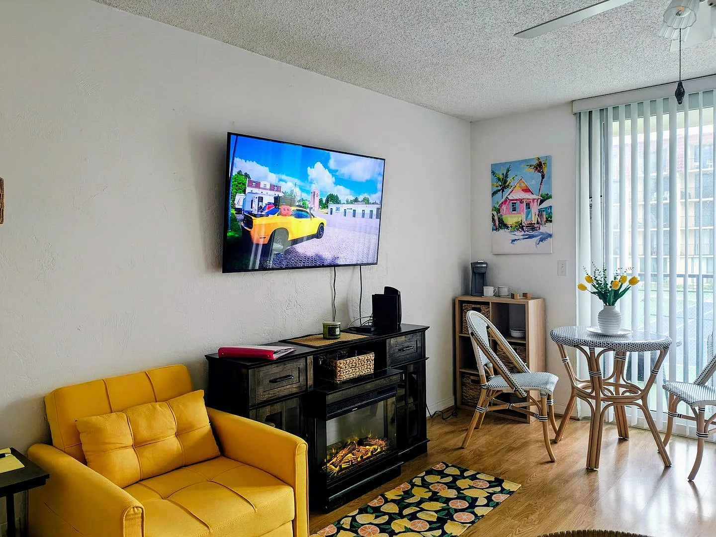 Complex With Lots of Amenities and Across the street from Beach 1 Bedroom 1 Bath Condo — Photo 4