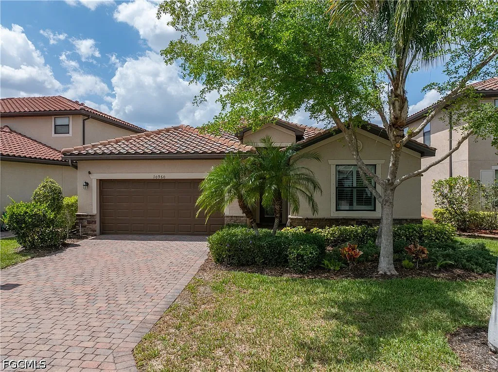 4 bed, 3.0 bath, 2032 sqft, $4,000 — Photo 2