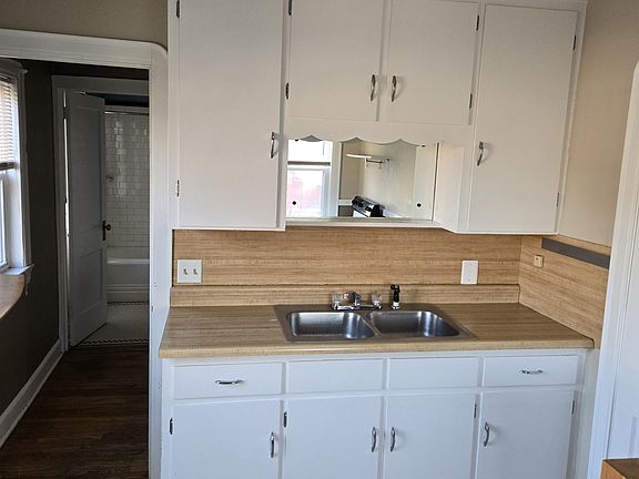 4th image of 2902 Pine Ave