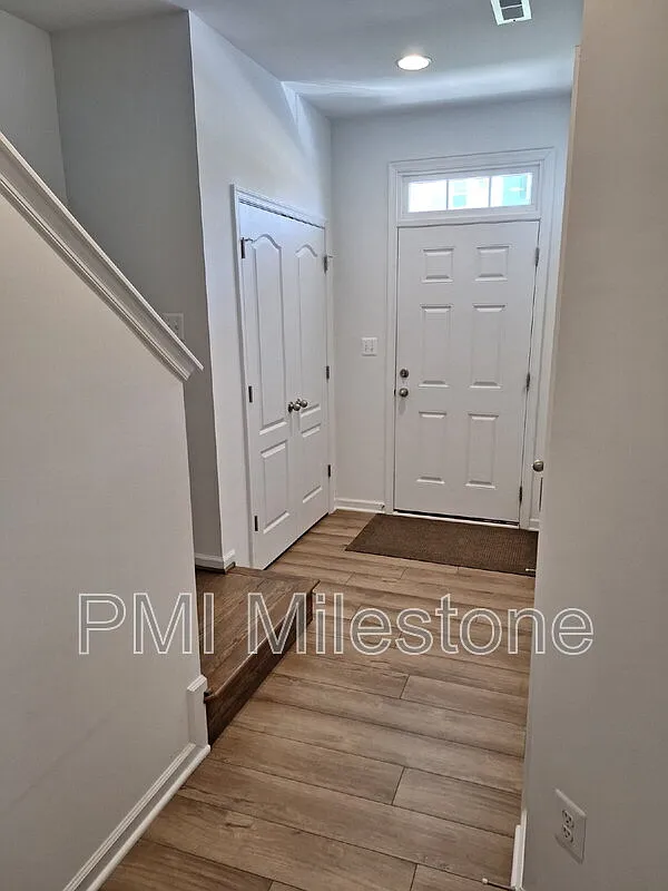 3 bed, 3.5 bath, 1658 sqft, $1,795 — Photo 2