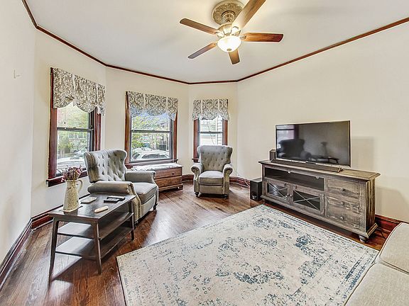 5th image of 2445 W Ainslie St