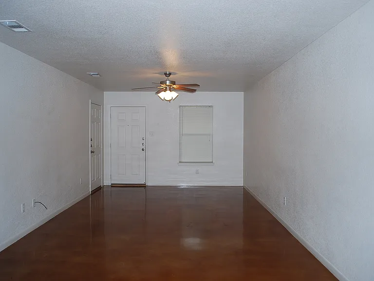 318 Elbert Ln — Photo 2