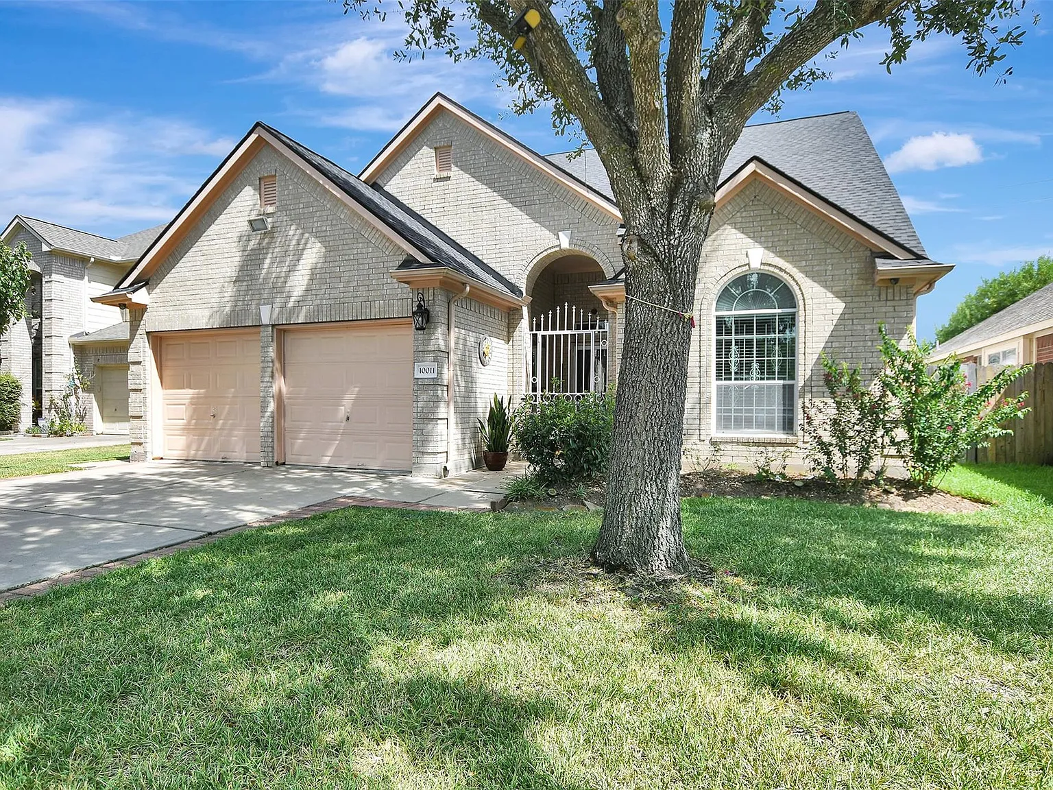 5 bed, 3.0 bath, 2590 sqft, $2,700 — Photo 2